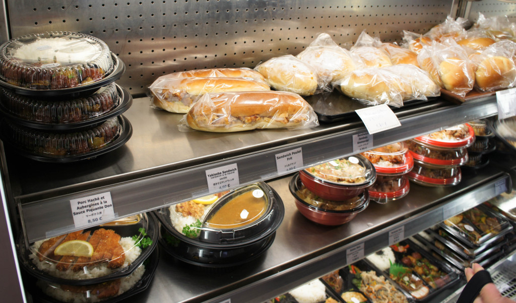 Aki Boulangerie fonctionne principalement à l'heure du déjeuner, avec large choix de plats préparés et sandwiches.
