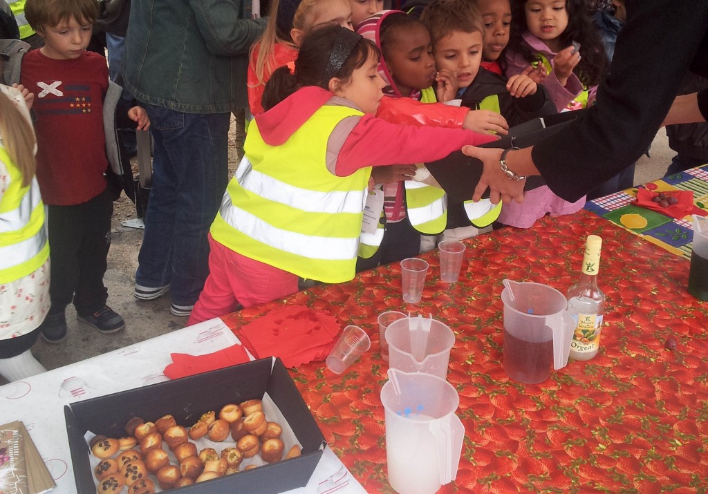 Lors du goûter multicolore organisé dans le cadre de la fête des Vendanges de Montmartre, les enfants avaient pu se régaler de douceurs offertes par les artisans du 18è arrondissement... Une belle occasion de leur transmettre le goût des bons produits.