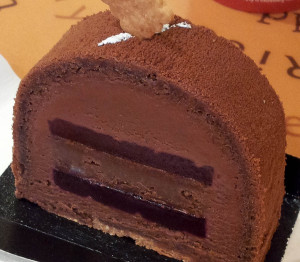 Une part de bûche Murmur de chez Joséphine Bakery. La mousse au chocolat parfumée au thé fruits rouges se révèle très douce et gourmande, accompagnée par la gelée de mûre peu sucrée et légèrement acidulée. La base croustillante au caramel relève l'ensemble.