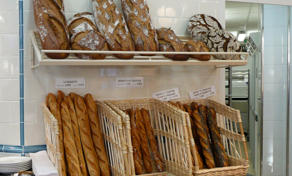 Les pains sont au garde à vous dans une boutique au style proche des adresses parisiennes : carreaux blanc nacré, liseré bleu, plafond du même auteur...