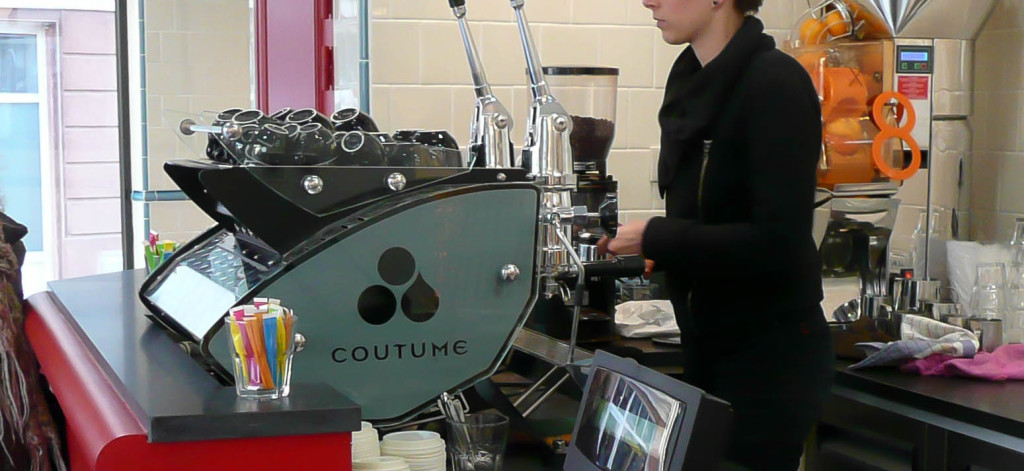 La fameuse machine à café Coutume, et le pressoir à oranges.