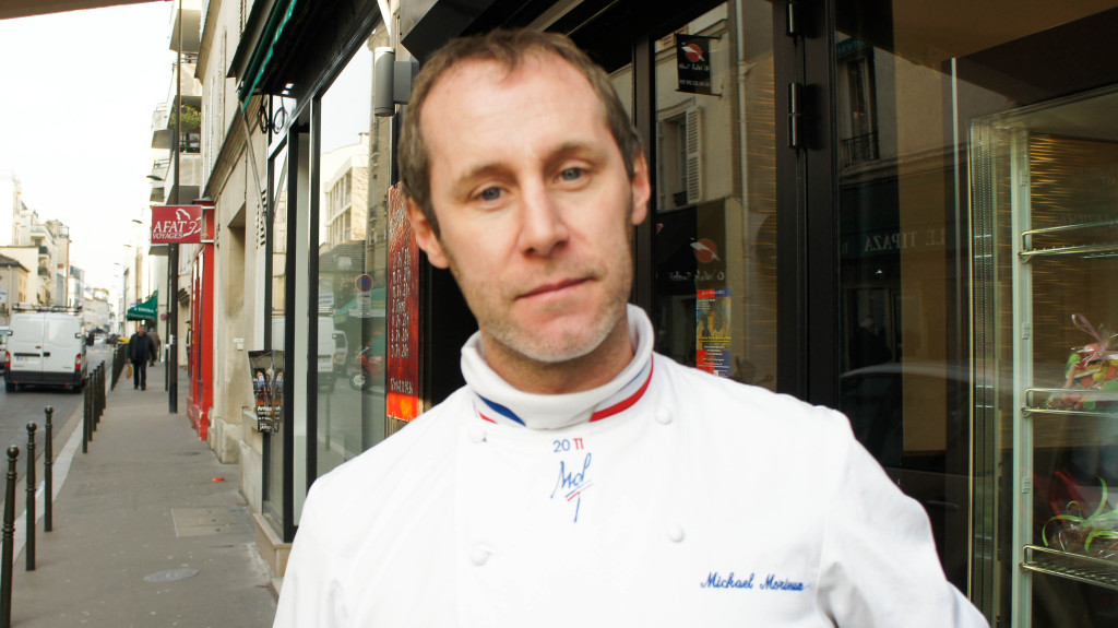 Mickael Morieux devant sa boulangerie, rue d'Aguesseau à Boulogne-Billancourt.