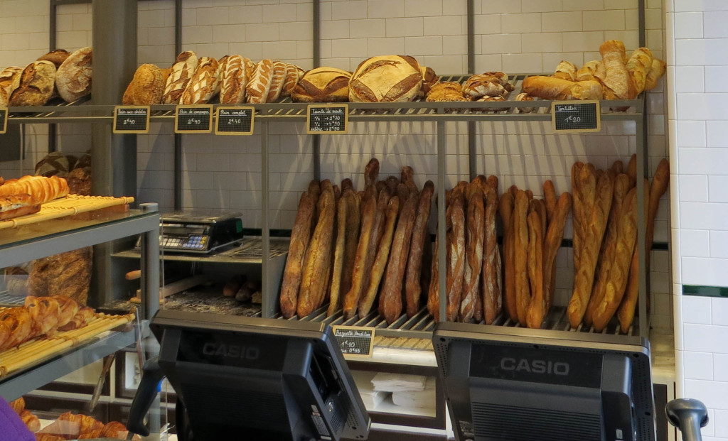 Deux postes de caisse ont été installés afin d'assurer un service fluide. Derrière elles, le pain se décline parmi les désormais classiques de la pain : baguette de Tradition, de Campagne, tourte de Meule, ... servi par un personnel renforcé.