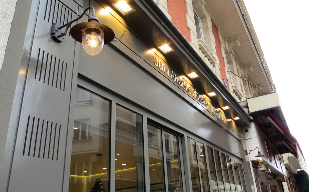 A l'extérieur, les lanternes font de cette boulangerie un véritable phare à la nuit tombée. Avec son emplacement très central, impossible de la rater en venant de la rue de Charonne ou de l'avenue Ledru-Rollin.