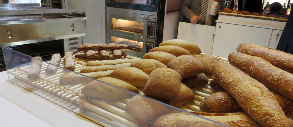 Sur le stand Château Blanc, filiale du groupe Holder, on retrouve des pains proposés en boutique Paul (benoiton, pains aromatiques). Qui a dit "maison de qualité" ?