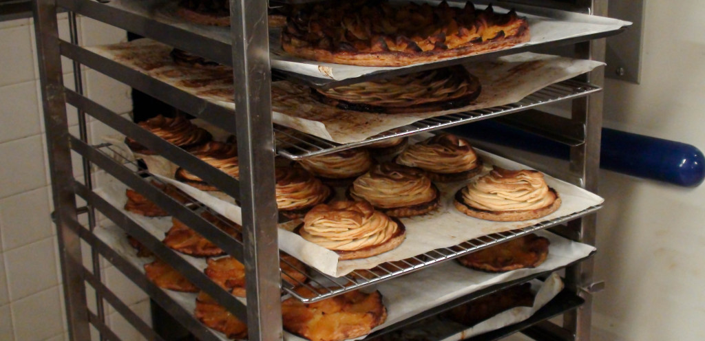 Les tartes fines aux pommes rencontrent un fort succès dans les différentes maisons Landemaine, à juste titre : bien caramélisées, ce sont des gourmandises redoutables et accessibles.
