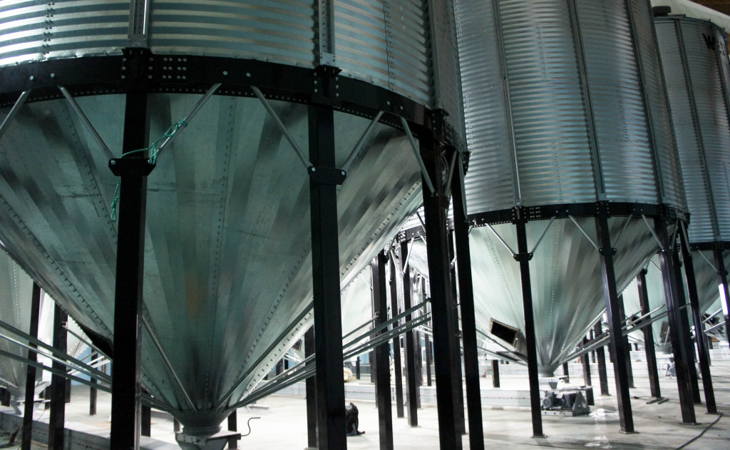 Face aux besoins croissants en terme de stockage (différentes variétés de céréales, mélanges toujours plus nombreux...), de nouveaux silos sont en cours de mise en place au sein du moulin.