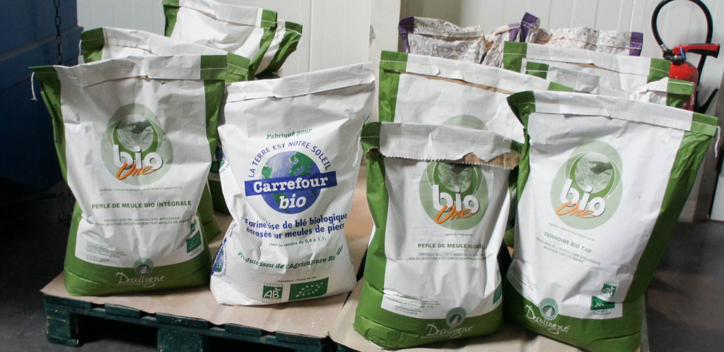 Carrefour dispose de sacs de farine bien différenciés, identifiant ainsi un mélange spécifique développé pour le distributeur.