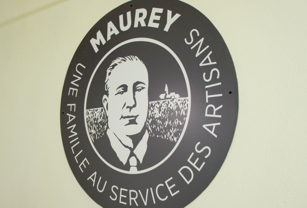 Un logo mettant en avant la famille Maurey et son engagement au service des artisans a été créé et est repris sur la plupart des éléments de communication.