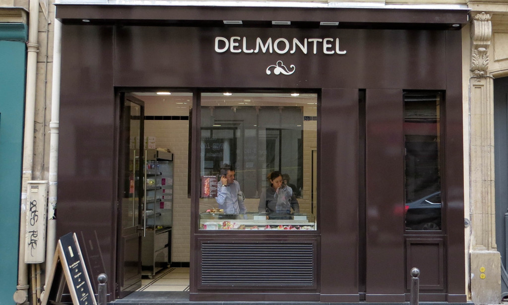 Une devanture sobre, affichant tout simplement "Delmontel". Les codes couleurs de la maison sont repris, mais attention, vous noterez bien qu'il n'est nullement fait mention de "boulangerie" : cela n'en est pas une, le pain n'étant pas fait sur place.