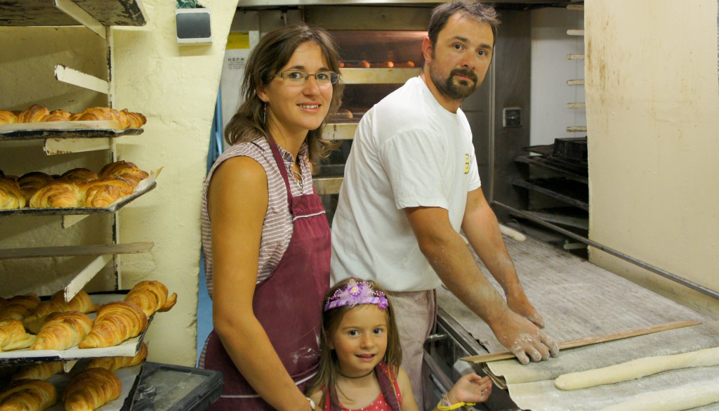 La famille Hayertz, réunie au sein du fournil de sa boulangerie.