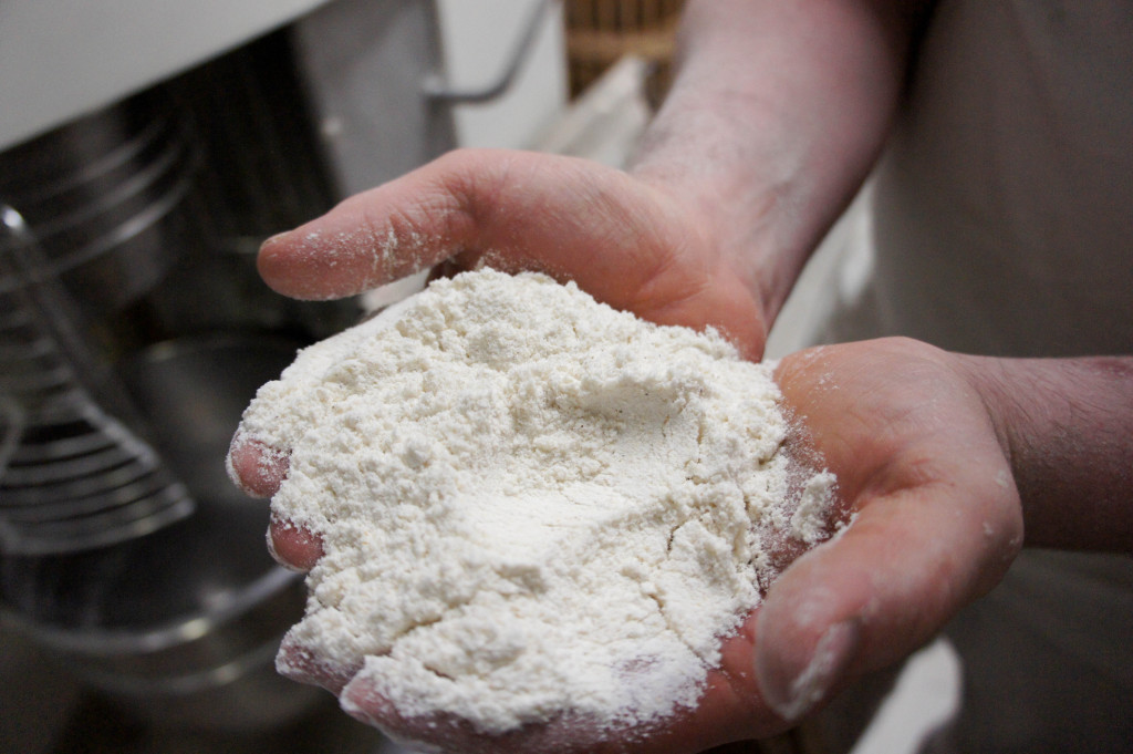 La farine de Maïs utilisée pour la réalisation du pain Broa. Sa couleur blanche et sa texture légèrement granuleuse en font un produit atypique.