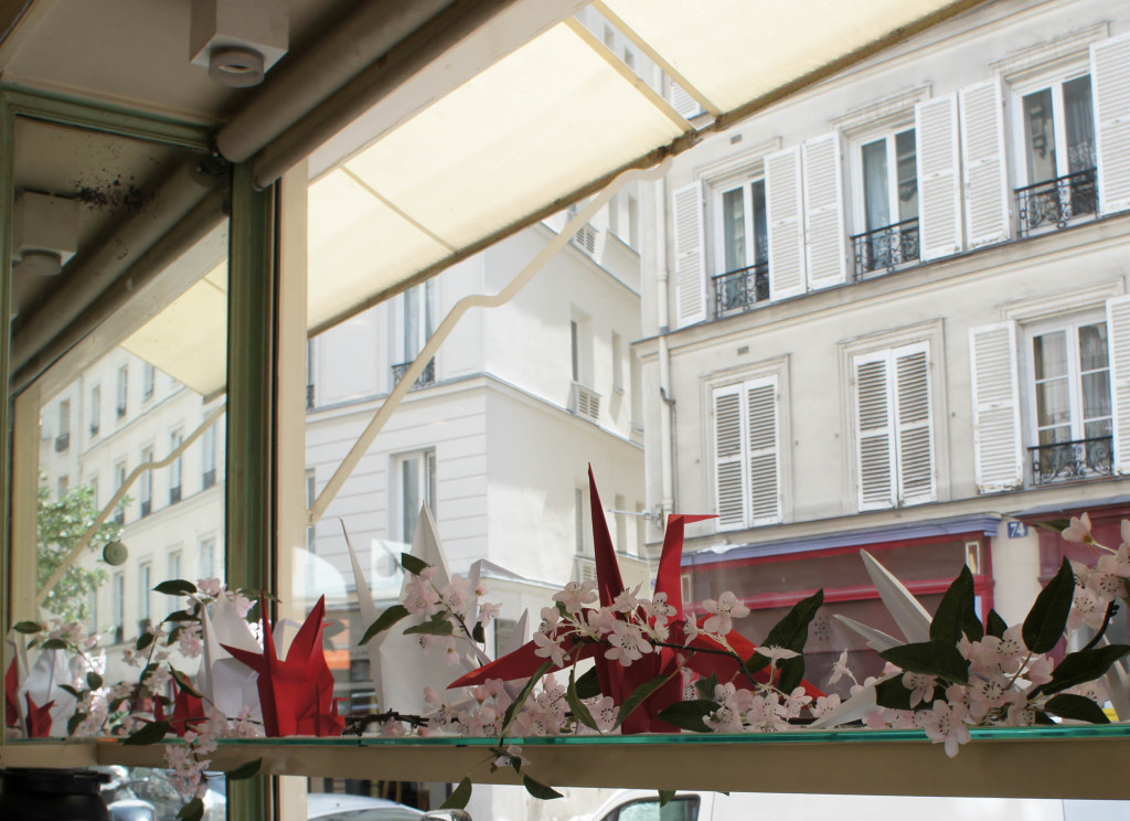 Les grues en origami décorent la vitrine... et nous rappellent les inspirations japonaises d'Olivier Haustraete.