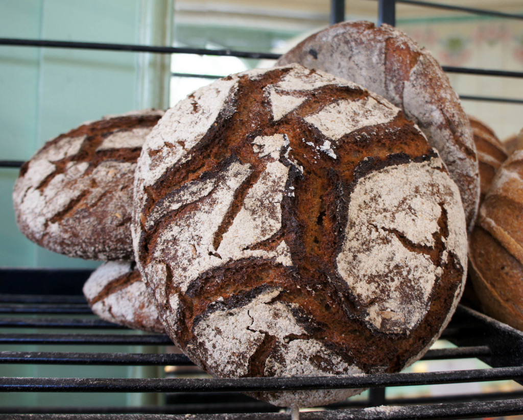 Une partie des pains sont réalisés à partir de farine Biologique, comme la tourte de Seigle, le pain de Kamut, l'intégral...