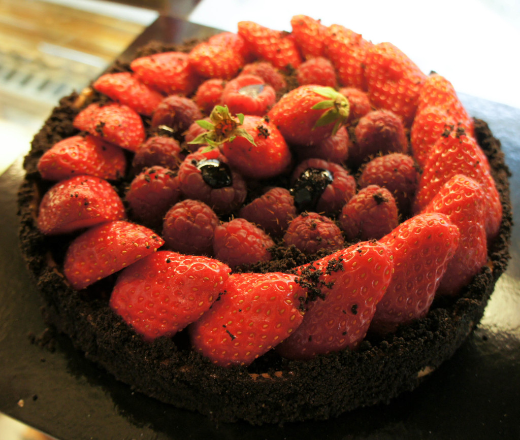 La tarte aux fraises est décorée d'une poudre issue de malt d'orge, qui apporte des notes très brutes et souligne le parfum du fruit.