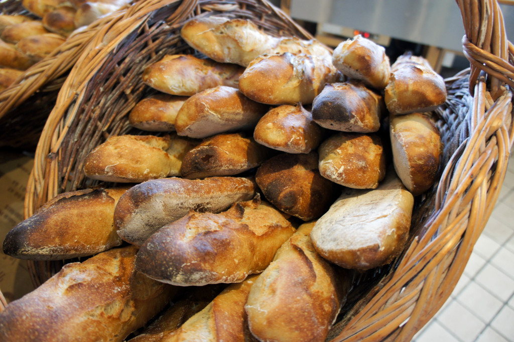 Chez Du Pain pour Demain, pas de baguette de pain courant, mais uniquement une Tradition savoureuse et colorée.