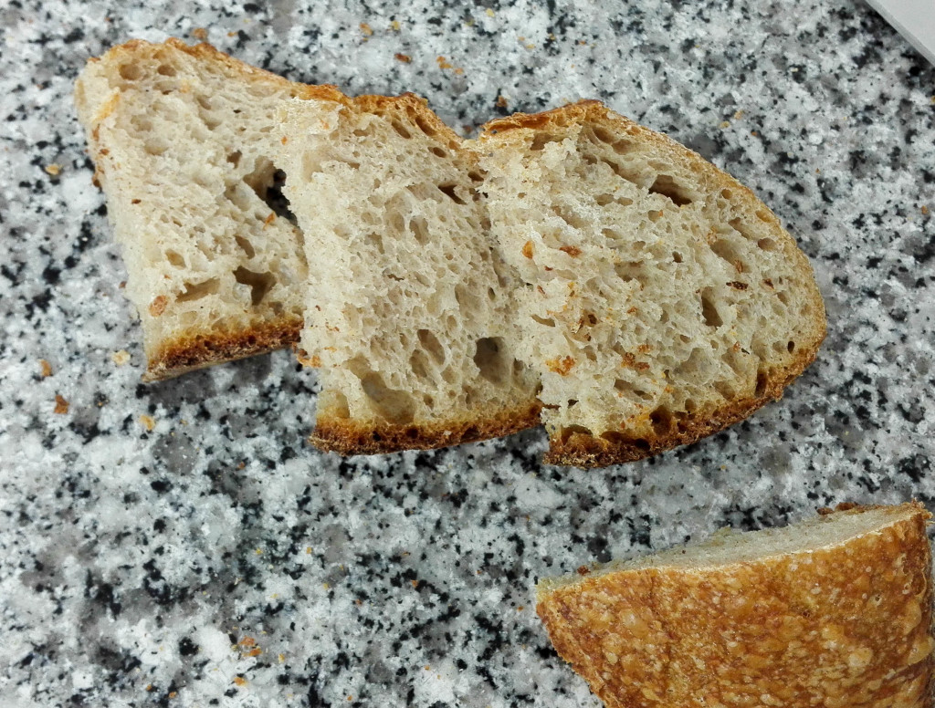 Le pain au levain, future signature du lieu. Réalisé à partir de farine de Meule, d'une pointe de seigle et de levain naturel, il exprime une agréable note acidulée en fin de bouche.