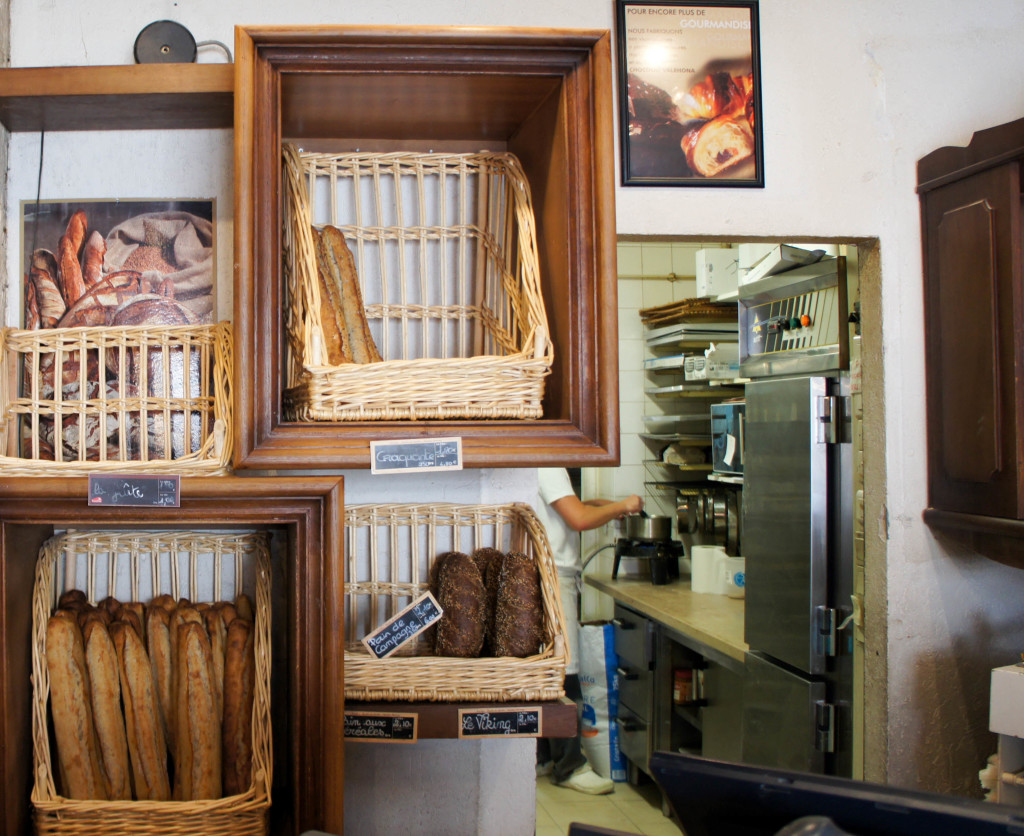 Le laboratoire est visible derrière le mur à pains, dans le prolongement de la boutique.