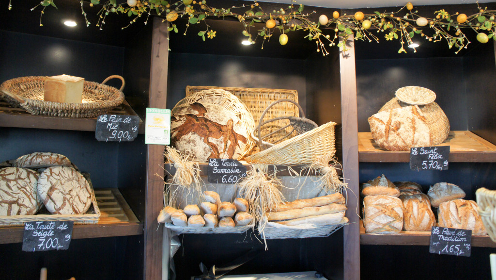 Le mur à pains. La tourte au Sarrasin exprime bien le goût de la céréale, grâce à l'incorporation de farine de sarrasin toastée.