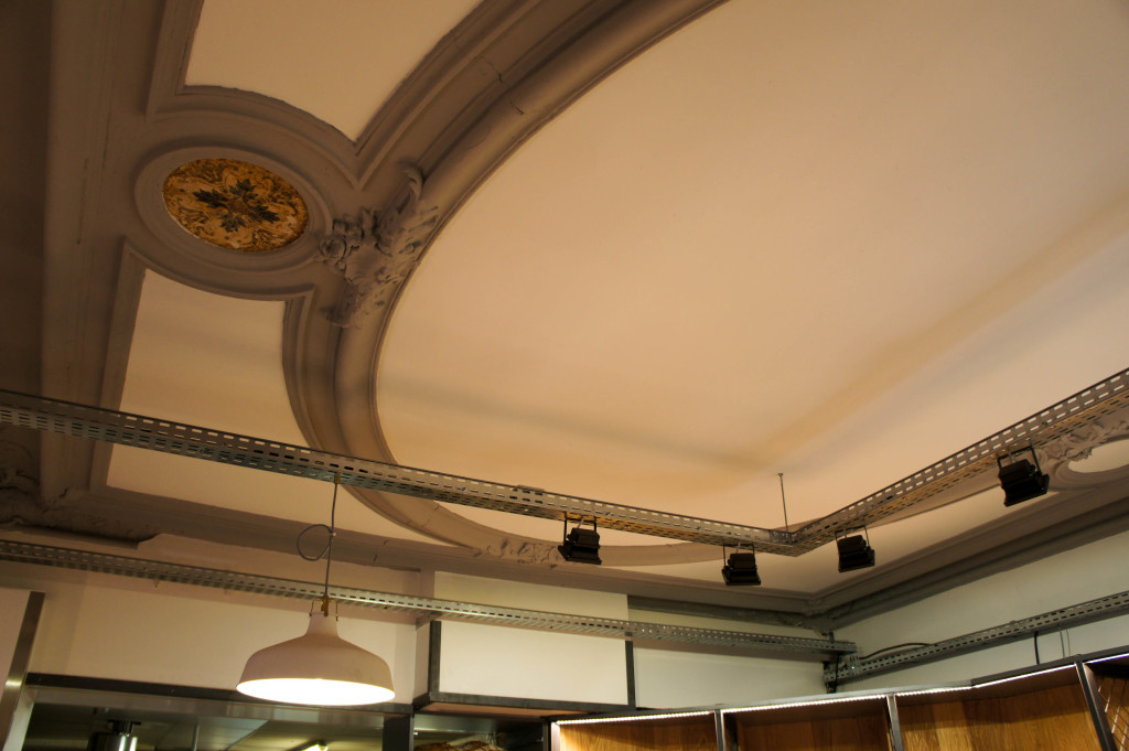 Le plafond, rénové par les deux associés, rappelle que cette boulangerie a une histoire.