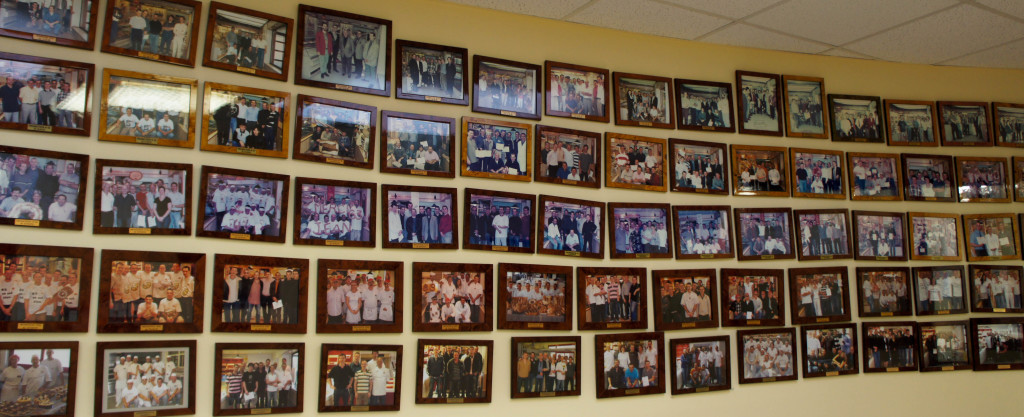 Ils sont venus, ils ont vu... Sur un large mur, on peut dérouler l'historique des sessions de l'école Banette avec des photos de famille.