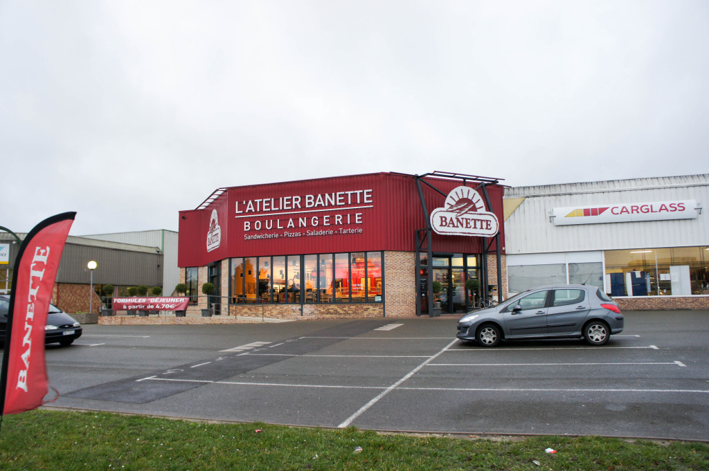 L'Atelier Banette à Chartres. Installé en périphérie de la ville, ce lieu n'a rien de bucolique. Son voisin ? Un centre Carglass. 