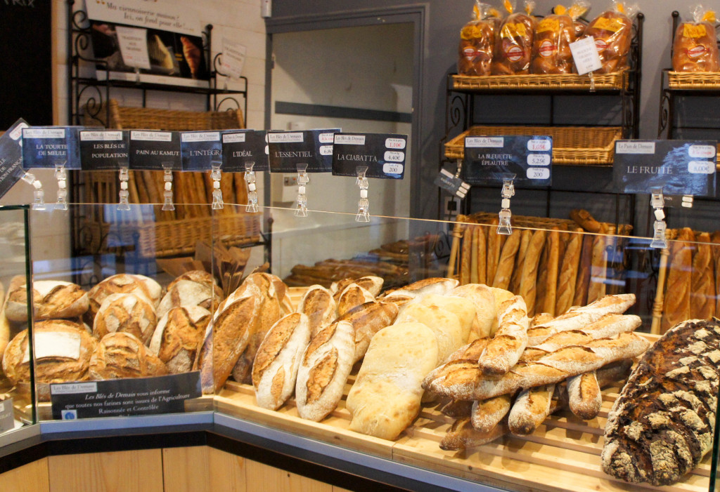 A Veigné, la boutique a conservé son caractère rustique et authentique, ce qui correspond bien aux produits proposés. Le pain est bien mis en valeur face au client avec une présentation à l'horizontale.