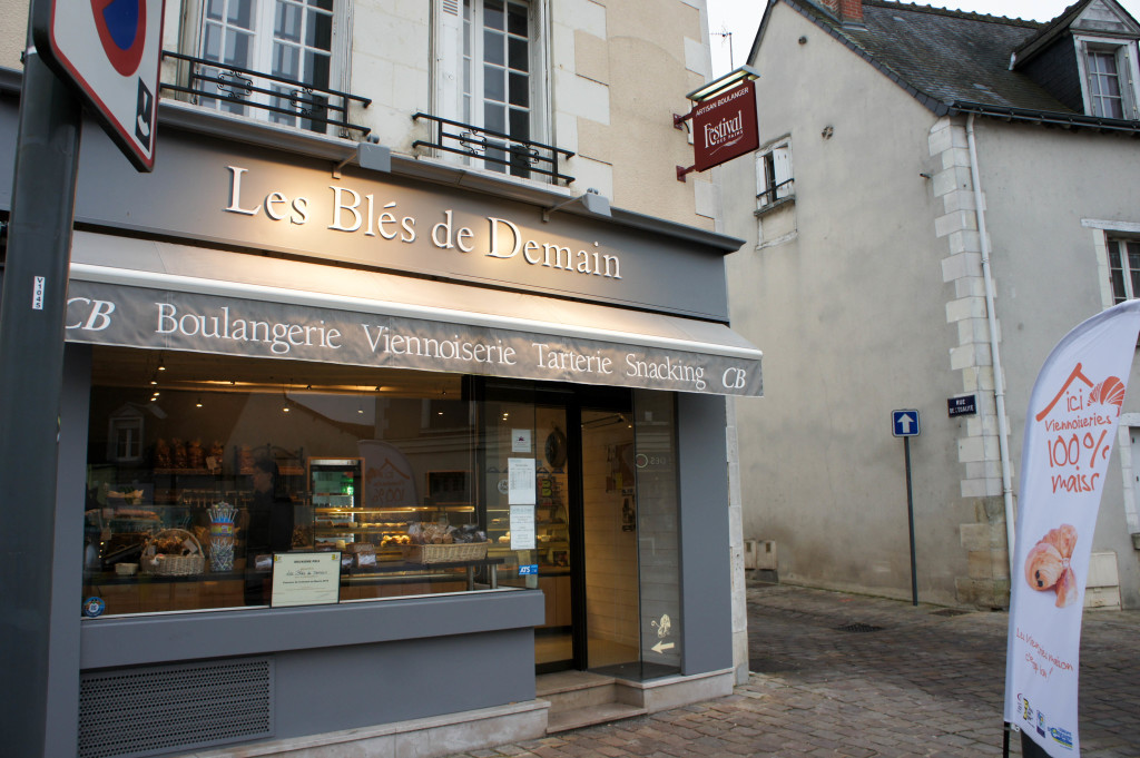 Les Blés de Demain - Veigné. La boulangerie est engagée dans la démarche "Viennoiserie 100% maison" et affiche le label en boutique et à l'extérieur.