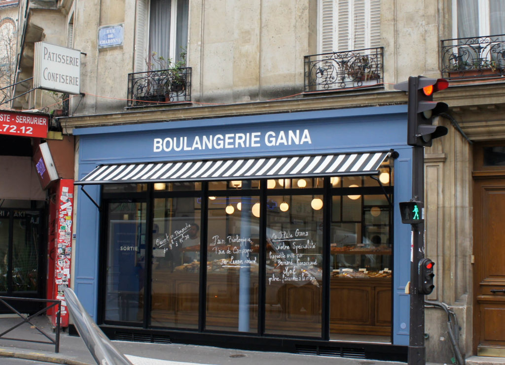 Une devanture bleue, voilà qui n'est pas banal pour une boulangerie. La marque Gana est bien présente en façade.