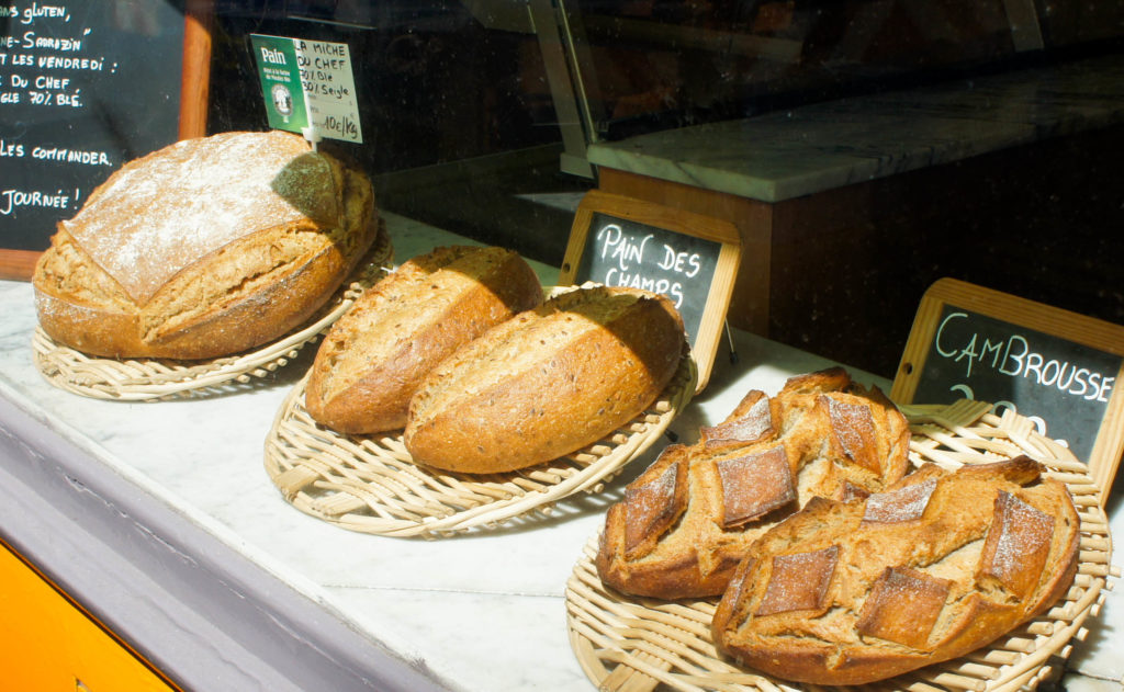 Les pains toujours en vitrine, avec notamment le Cambrousse, véritable signature des lieux avec 20% de sarrasin, ce qui lui confère un caractère marqué.