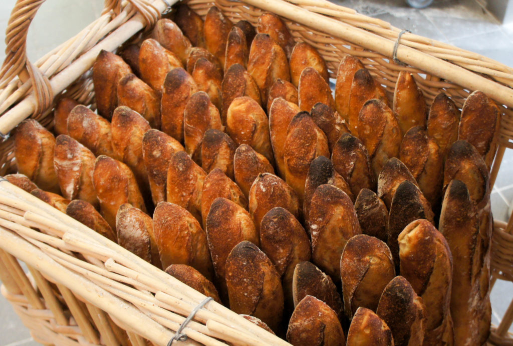 Les baguettes de Tradition Bagatelle Label Rouge, façonnées à la main et cuites dans le fameux four Llopis. 