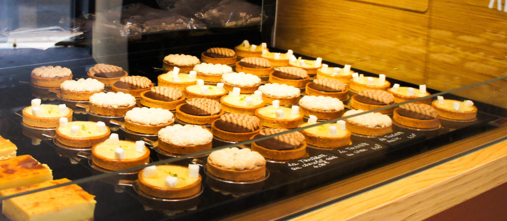 Les tartes individuelles, avec notamment la fameuse "tarte maître" (à base de compotée de pomme recouverte d'un appareil à macaron).