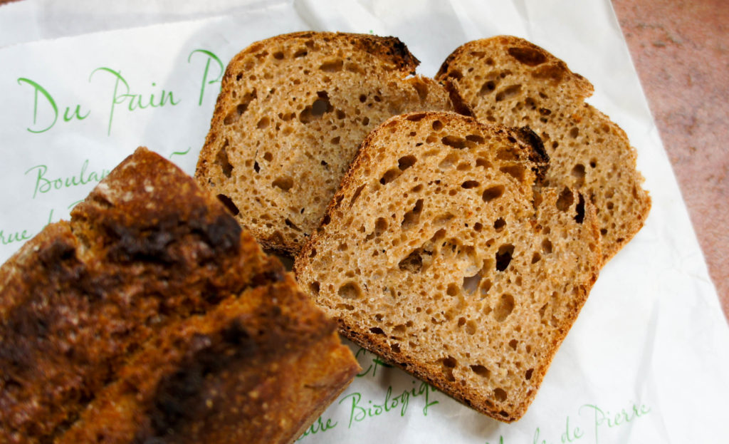 Le pain à la farine intégrale de Rouge du Roc, une variété de blé ancienne. Ses saveurs douces et sucrées en font une vraie gourmandise.