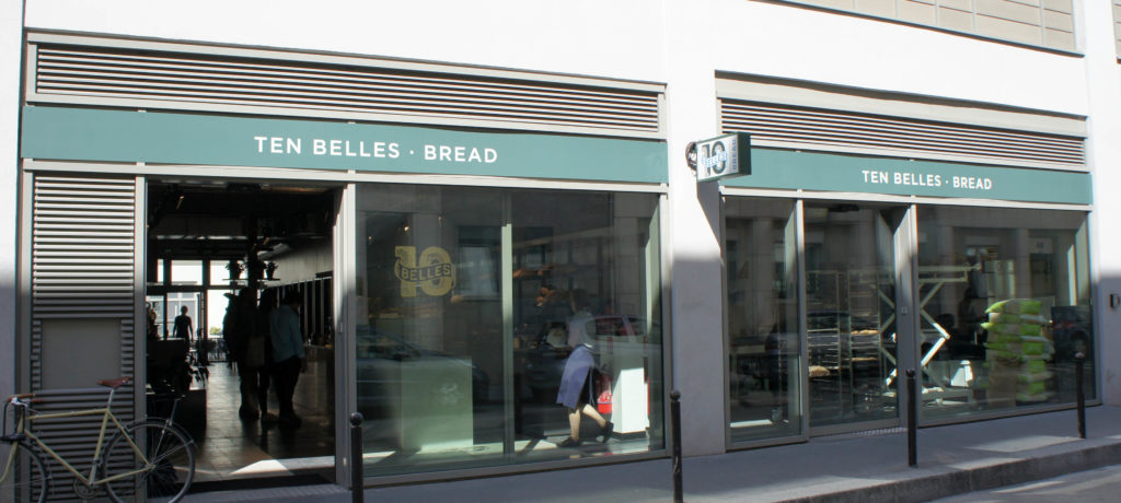 La façade sur la rue Bréguet, avec la boutique-salon de café et le laboratoire ouvert sur la droite.